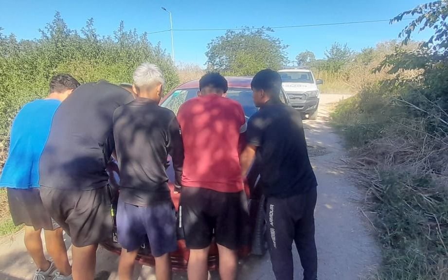 Fueron a buscar una moto "robada" y los estaban esperando