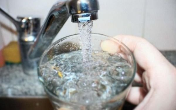 En un barrio de La Plata denuncian que el agua "sale con olor a combustible": "Hay personas descompuestas"