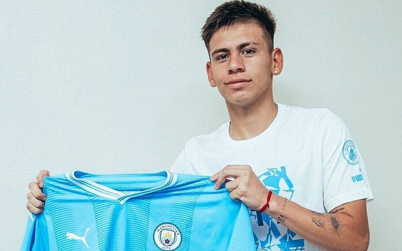Manchester City anunció al argentino Echeverri con un contrato hasta junio de 2028
