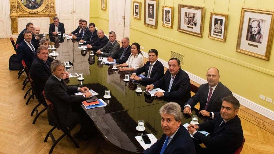 Quejas y explicaciones en reunión con empresarios