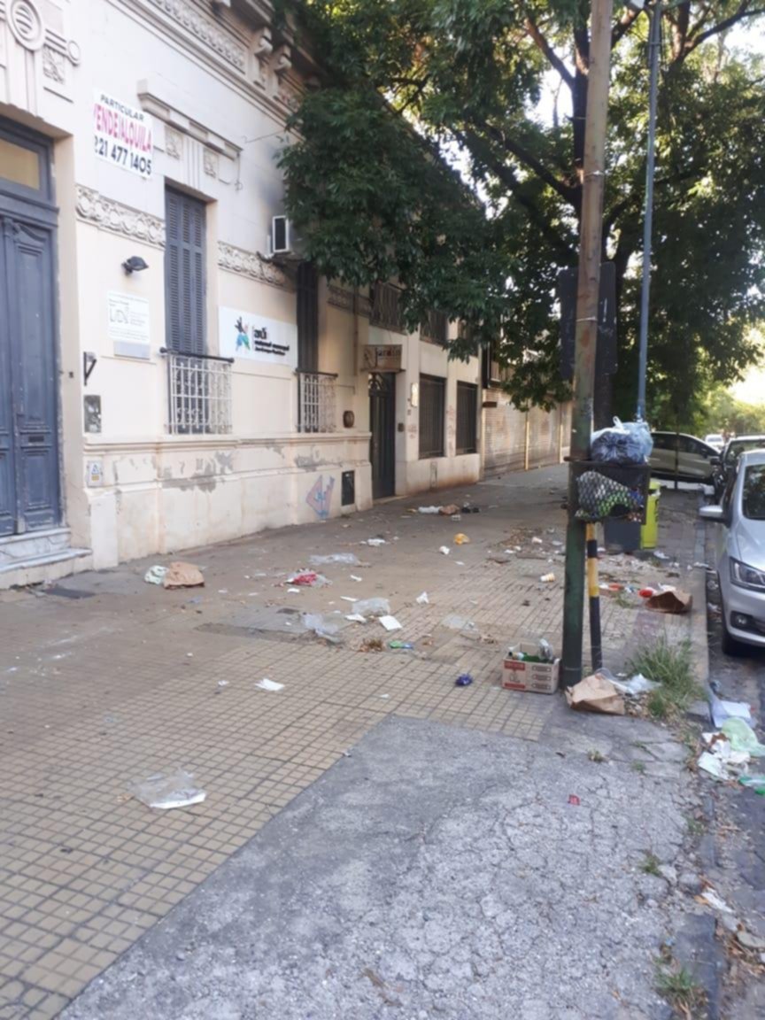 Reclamo por basura frente a un Jardín de Infantes