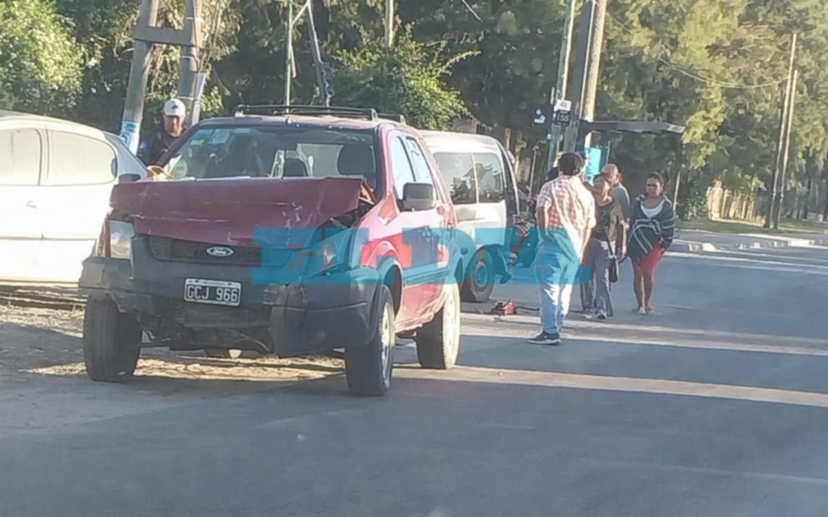 Accidentado comienzo de sábado en La Plata por choque entre un auto y una camioneta