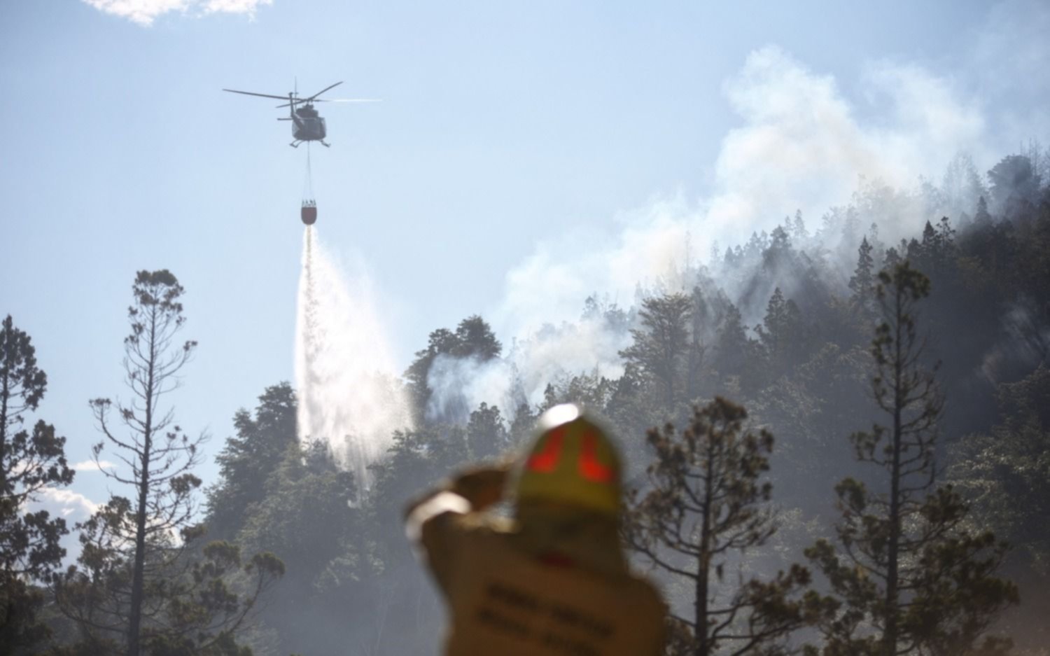 Helicópteros platenses combaten los incendios de Los Alerces
