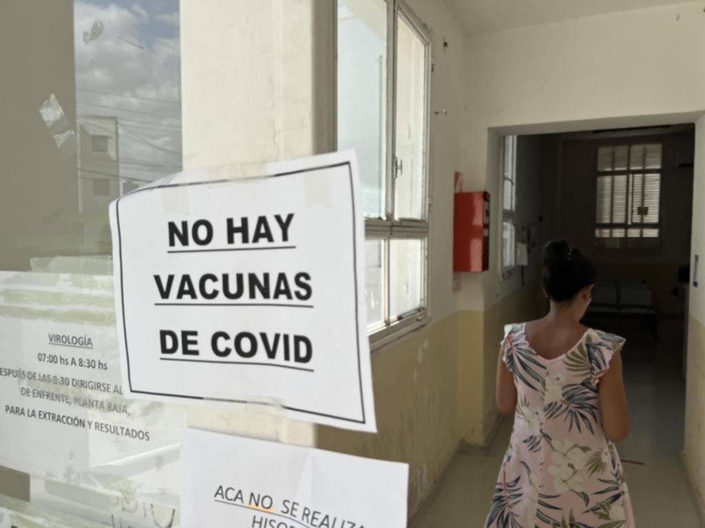 Reclamos por falta de dosis contra el Covid en vacunatorios de La Plata