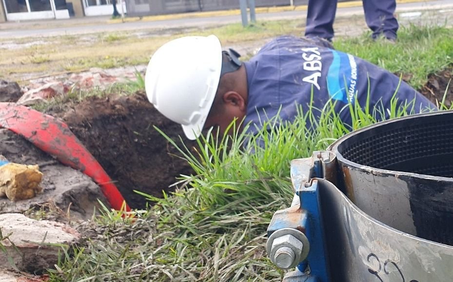 La Plata: vecinos sin una gota de agua, pérdidas en la vía pública y tres barrios afectados por obras de ABSA