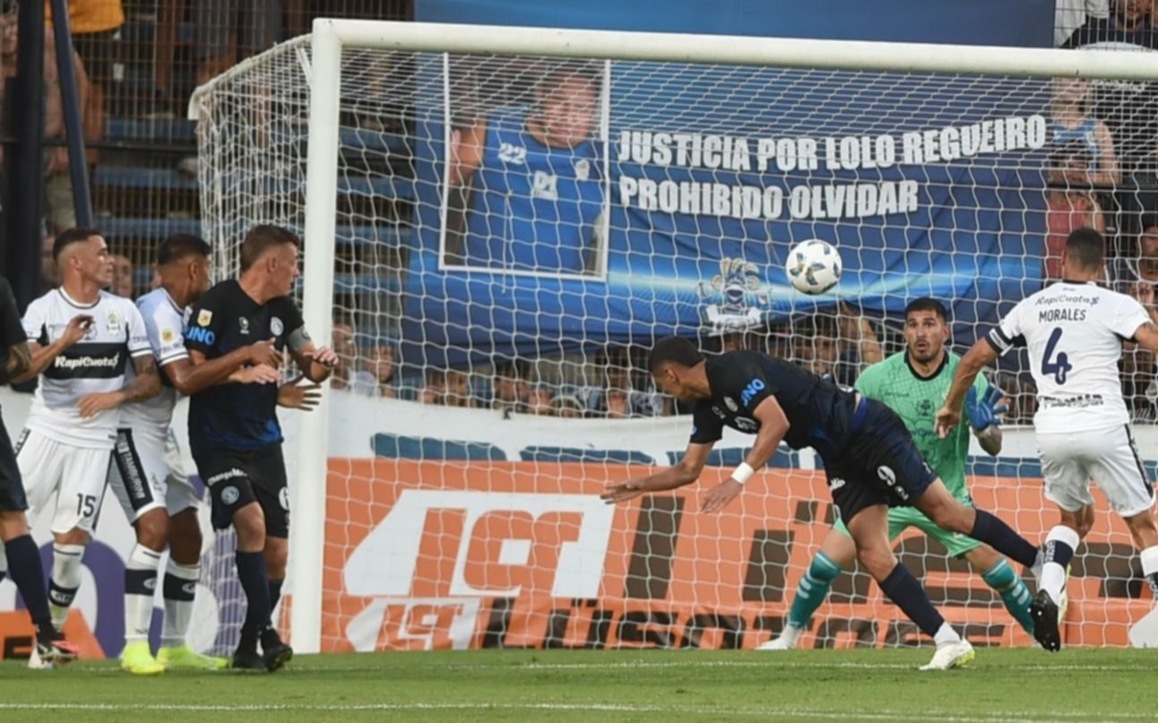 Gimnasia pagó caro sus errores y perdió 3 a 2 ante Independiente Rivadavia en el Bosque