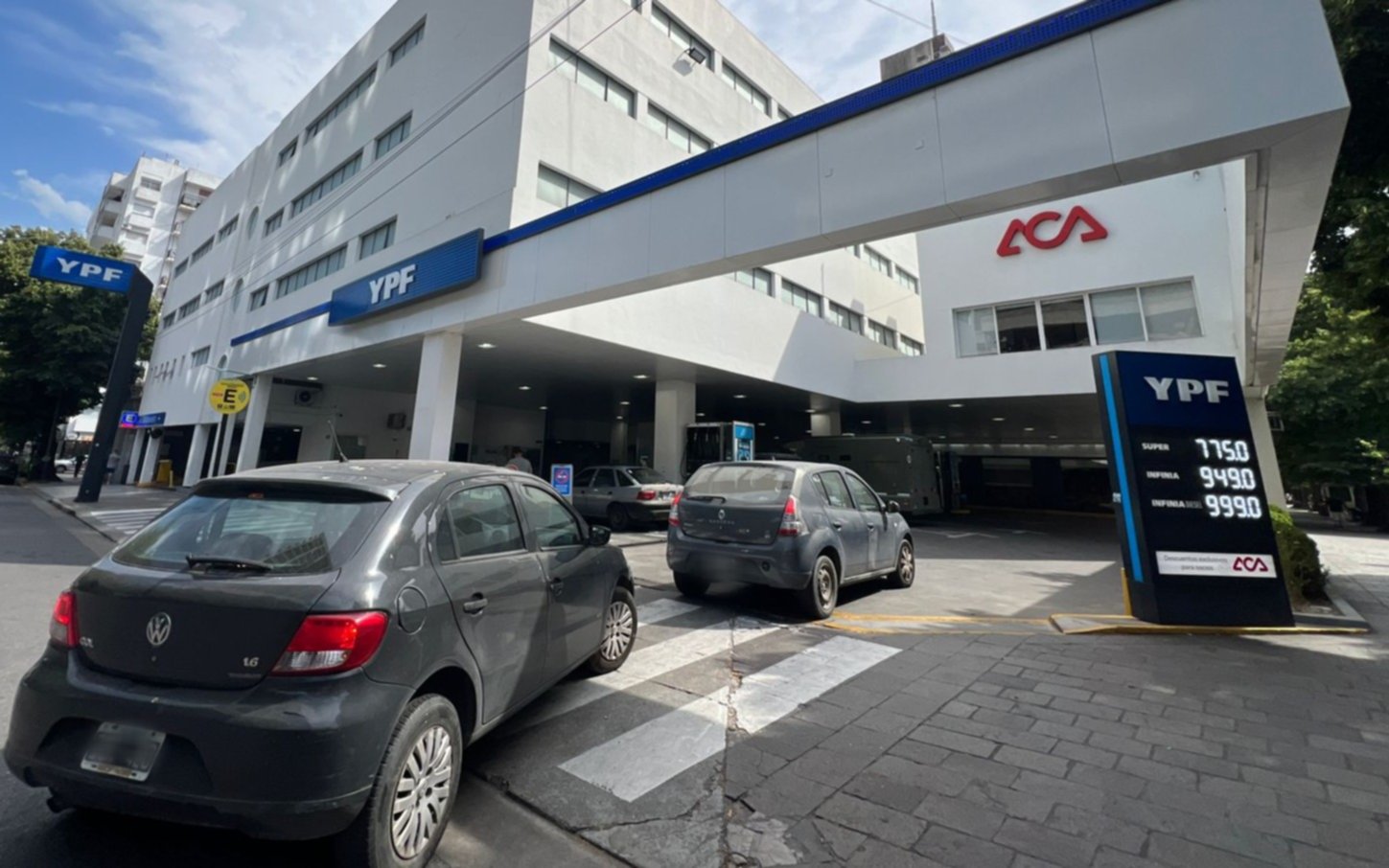 Aluvión de autos en estaciones de servicio de La Plata por otro posible salto del precio de los combustibles