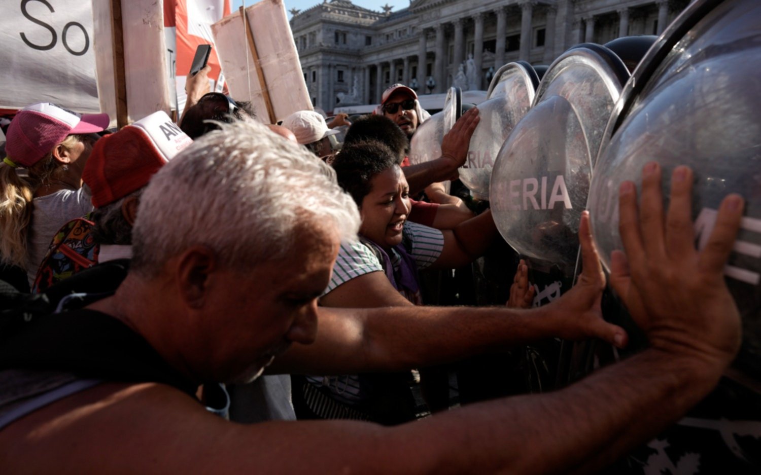 Incidentes en el Congreso entre manifestantes y Gendarmería en la sesión para tratar la Ley Ómnibus