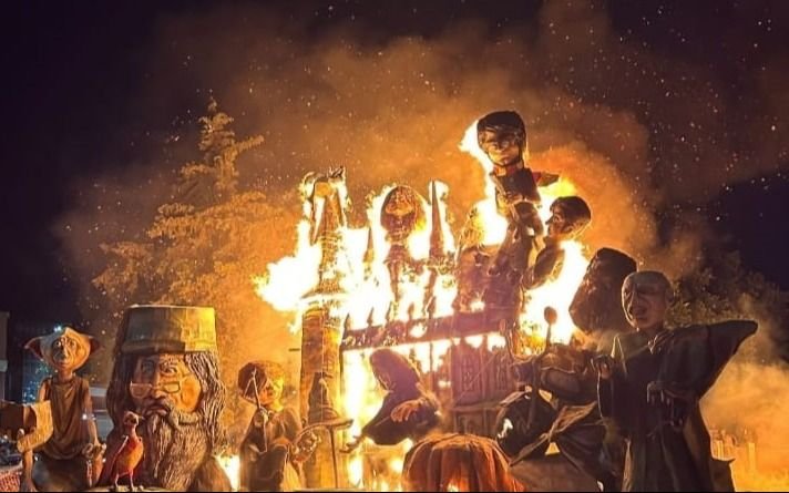 La Plata arrancó el 2025 al ritmo de los muñecos que ardieron en los barrios