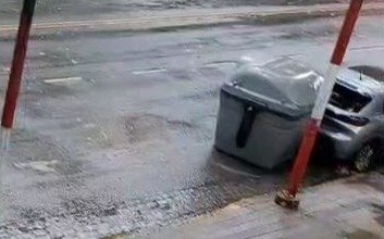 Insólito: la lluvia corrió un contenedor en La Plata y chocó contra un auto