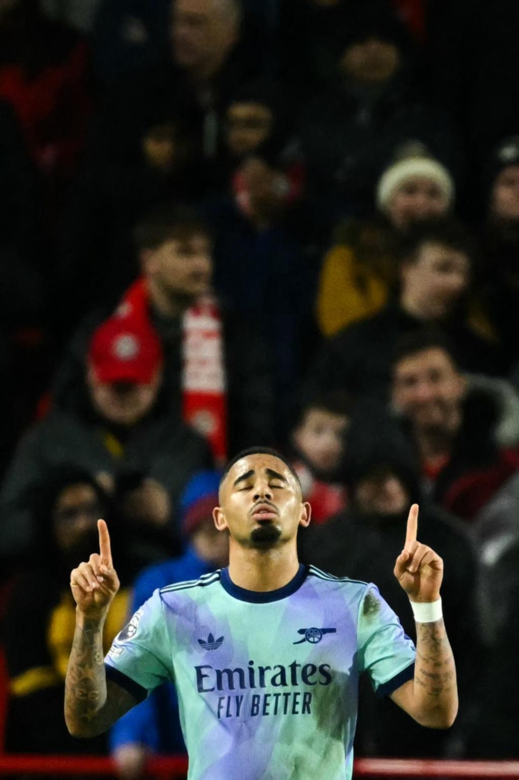 Arsenal volvió a ganar y da pelea