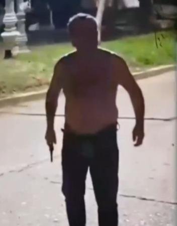 Salió armado a la calle por el ruido de “los cohetes”