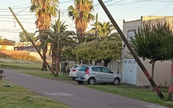 Un poste de servicio "a punto de caer" en La Plata