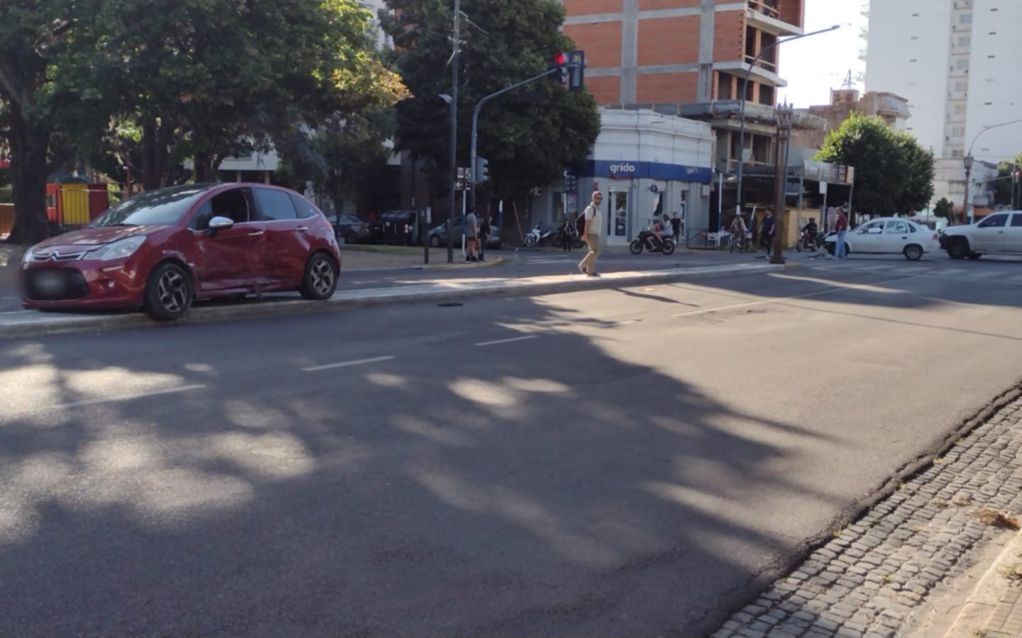 Impactante choque entre dos autos en Barrio Norte: un Citroën quedó "colgado" en av. 7