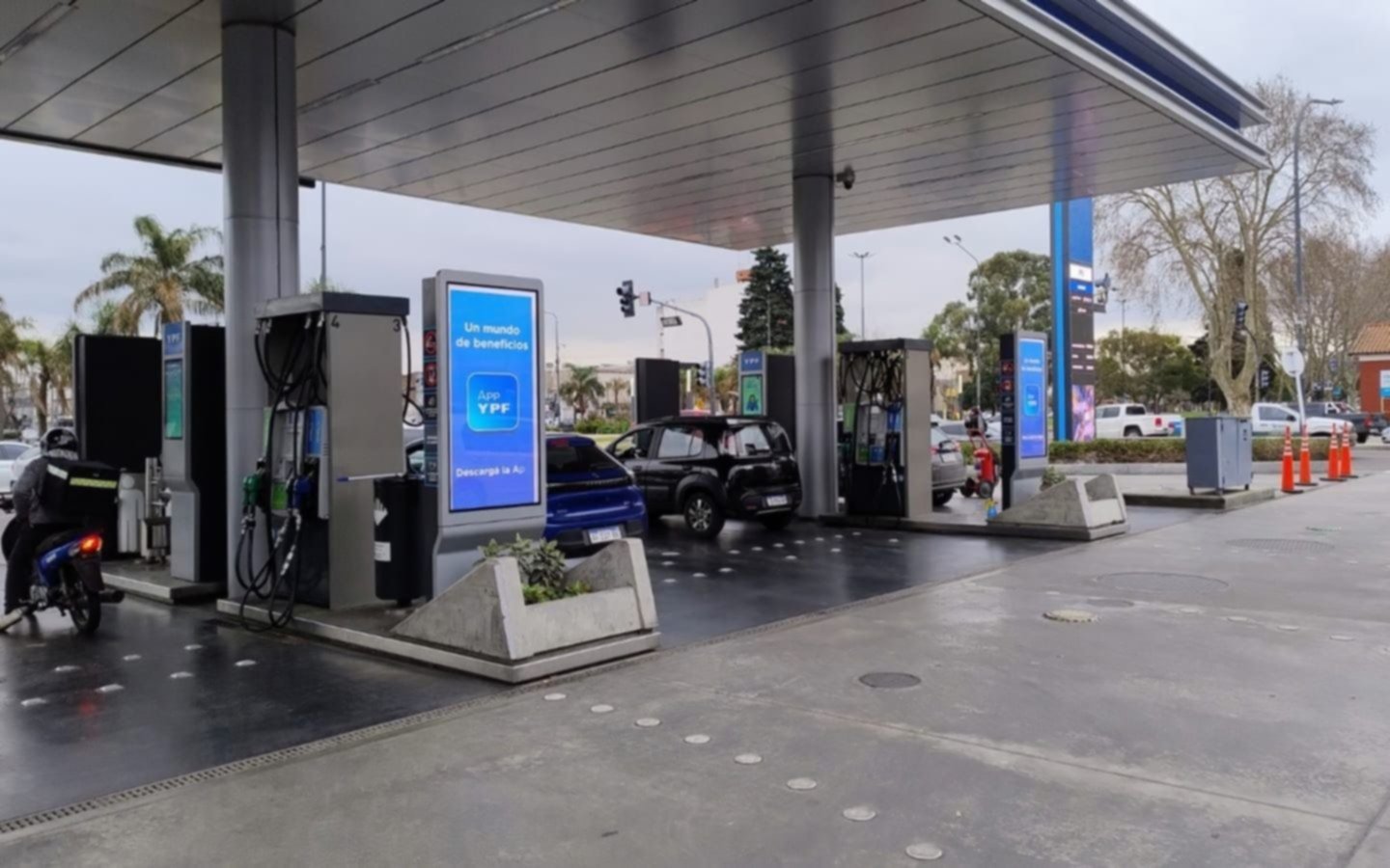 Aumenta la nafta mañana: de cuánto será la suba de los combustibles en La Plata