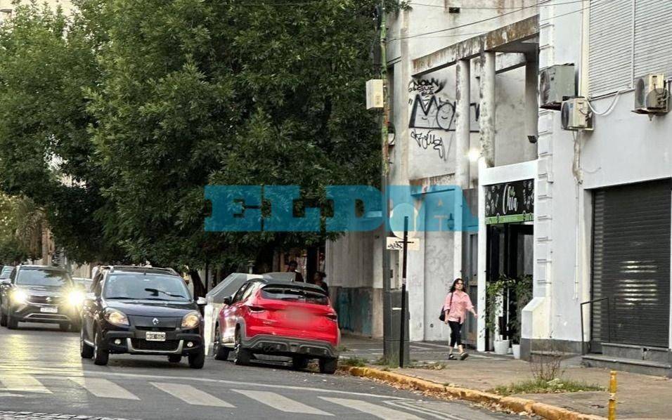 Insólito "estacioná donde quieras" en La Plata: en contra mano frente al Tribunal de Faltas