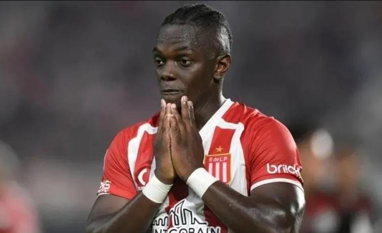 Cetré y Altamirano son dos de los futbolistas que podrían irse