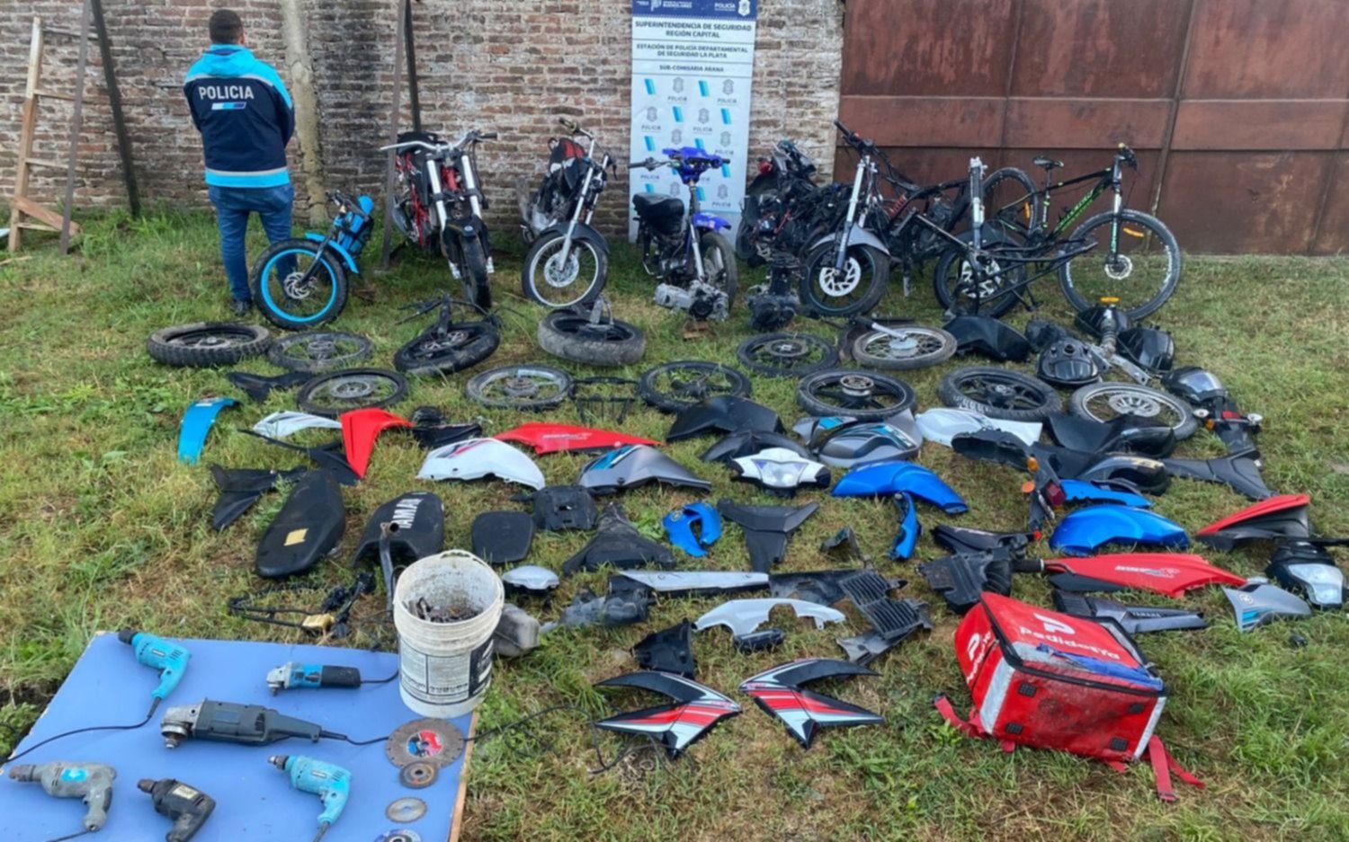 Desbaratan una peligrosa banda en La Plata: desarmaban motos, vendían droga y tenían varias armas