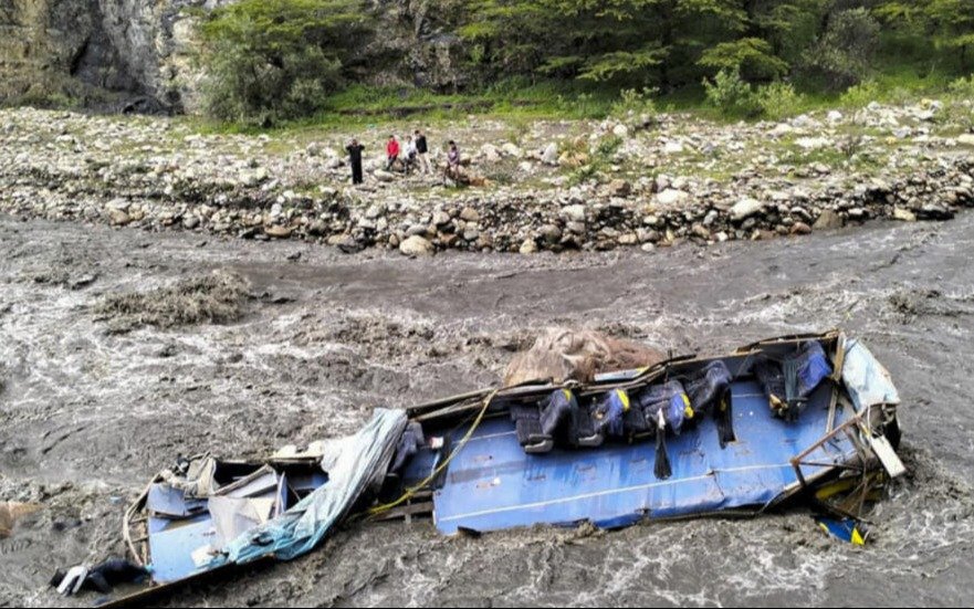 Perú: al menos 6 muertos y 25 heridos tras la caída de un colectivo a un río
