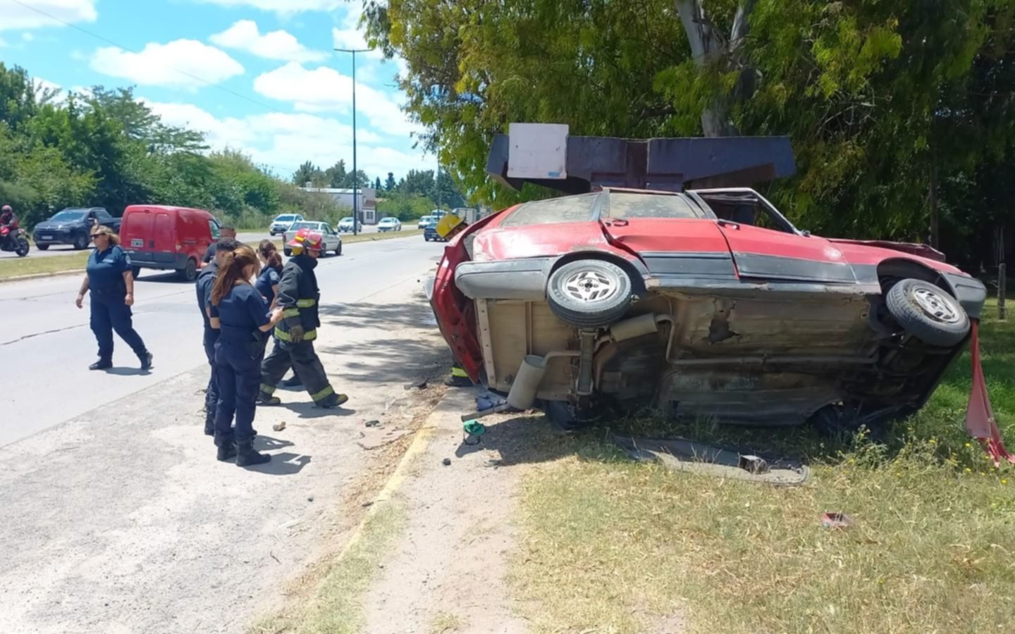 Otra muerte en un accidente en La Plata: despistó y se estrelló contra una parada de un micro en la Av. 44