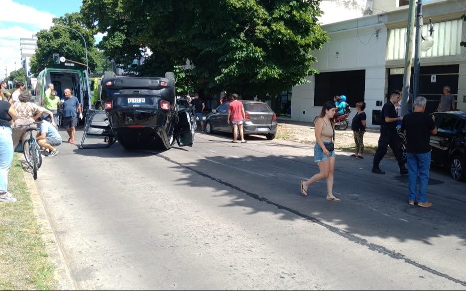 Volcó una Jeep en plena avenida 7 de La Plata: rescataron al conductor