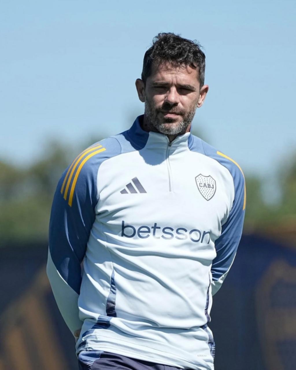 A la espera de refuerzos, Gago recortó el plantel