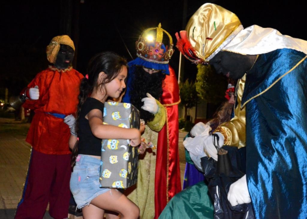 Los Reyes Magos llegan con regalos a Los Hornos