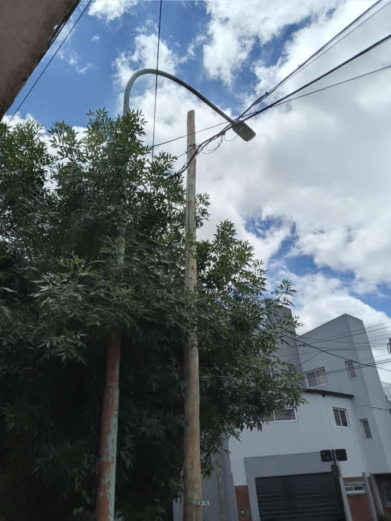 Reclamo en Villa Elvira por una luminaria que lleva más de un mes apagada