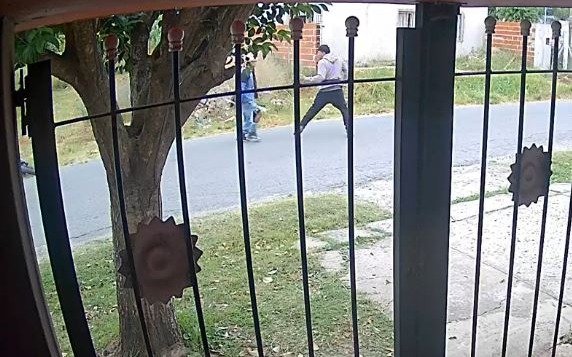 Motochorros en acción: apuñalaron a un joven en La Plata para robarle el celular y su moto