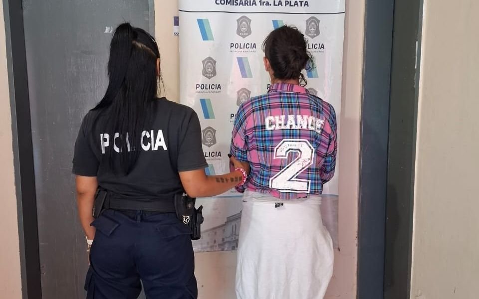 La amenazó en pleno centro de La Plata, quiso robarle y terminó detenida