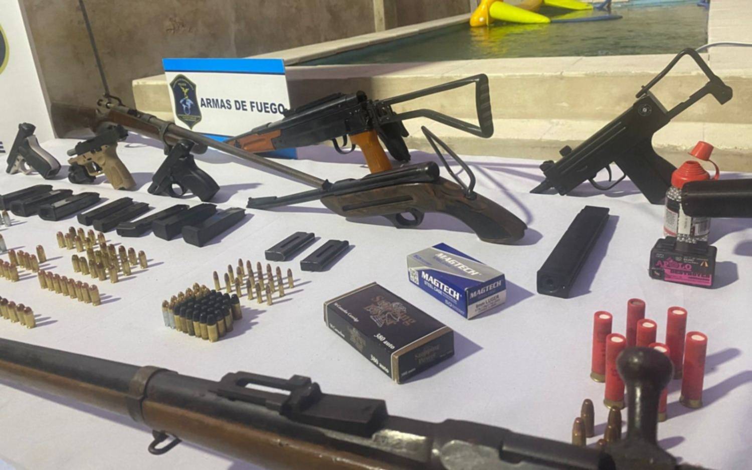 Ensenada: detuvieron a un ex marino acusado de someter a menores y hallaron un arsenal en su vivienda