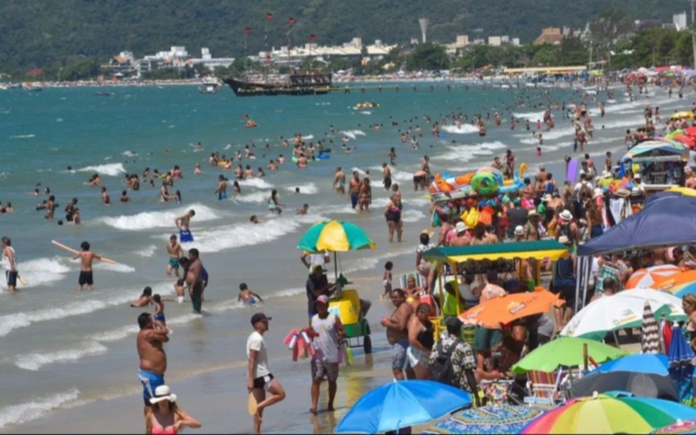 Verano complicado: brote de gastroenteritis en playas brasileñas