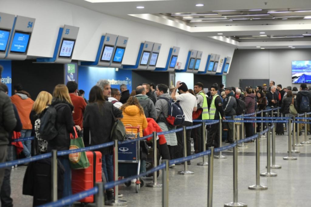 Prorrogan impuesto sobre los pasajes aéreos y hay polémica