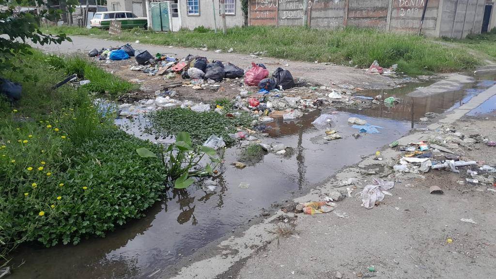 Basura, calle destruida y agua acumulada en 76 y 135