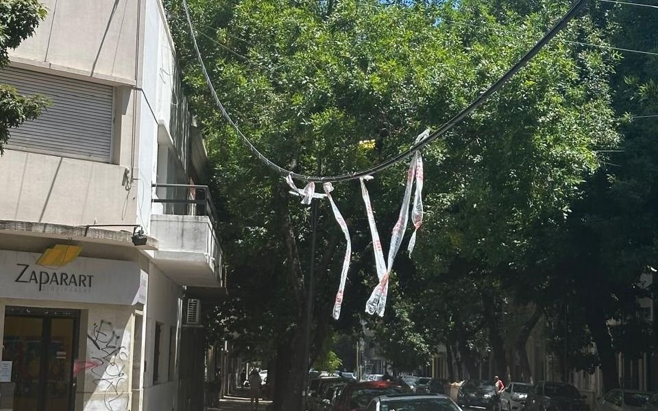 Vecinos alertan por un cable “muy bajo” en pleno centro de La Plata