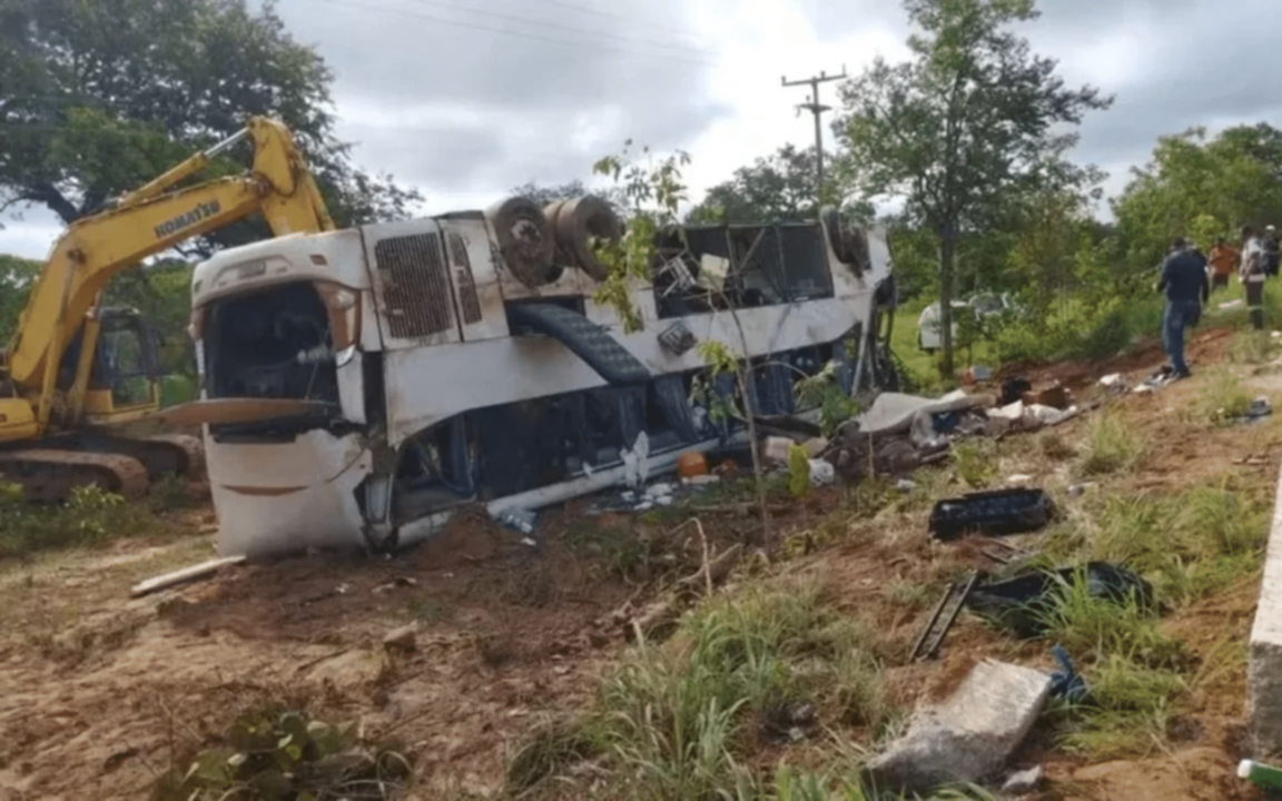 Tragedia en Brasil: al menos siete muertos y 15 heridos por un accidente de colectivo