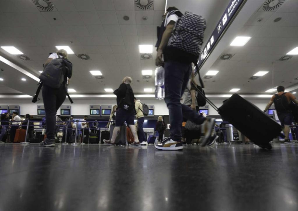 Piden anular el impuesto a los viajes al exterior