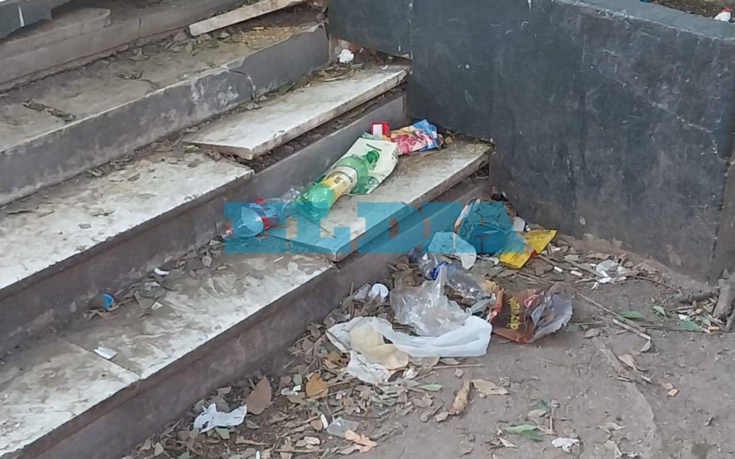 El Parque Saavedra, otra vez en situación de abandono: denuncian basura por doquier, gente durmiendo y hasta una “Saladita”