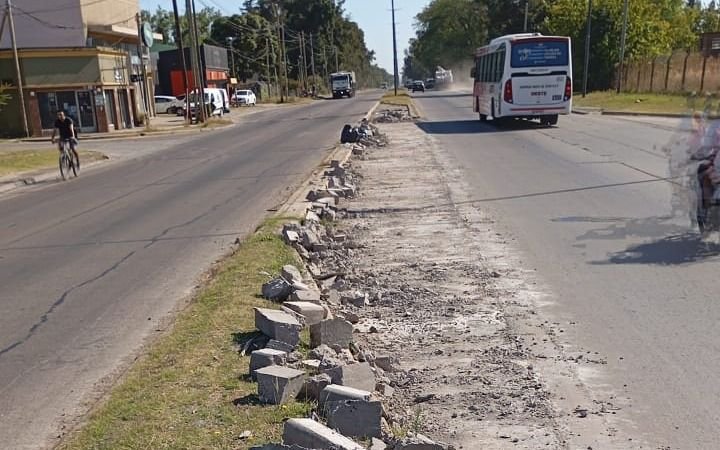 Destruyeron un cordón de cierre en la "onda verde" de la Avenida 44 en La Plata