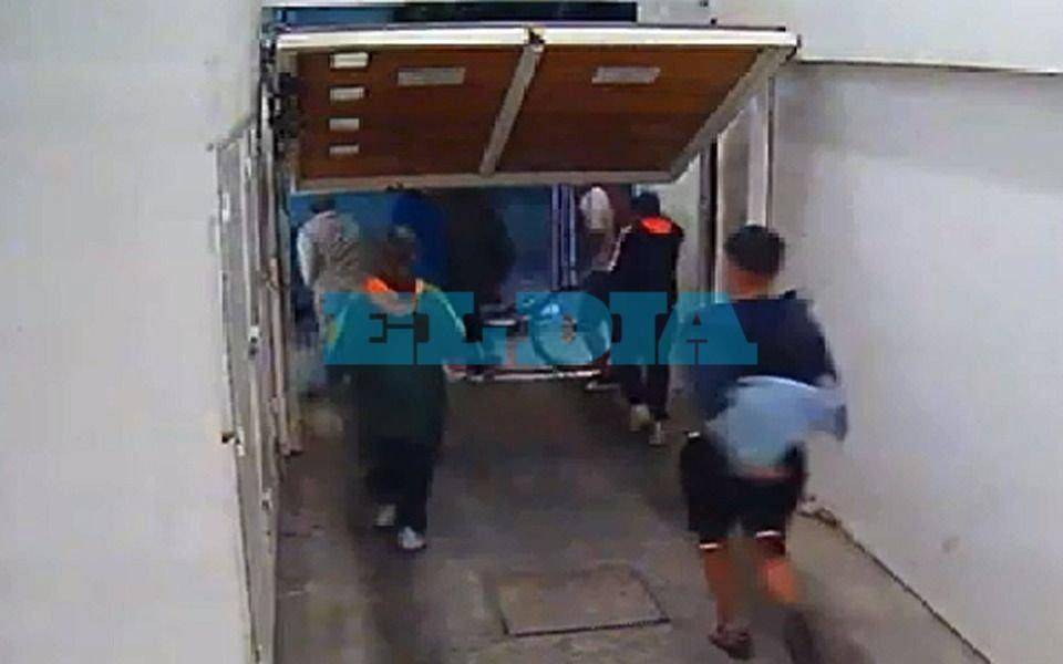 VIDEO. Las banditas de "rompeportones" tienen en vilo a los edificios en La Plata