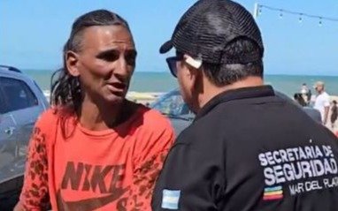 VIDEO.- Mar del Plata: el encendido cruce que mantuvieron un "trapito" y un inspector de seguridad frente a la Bristol