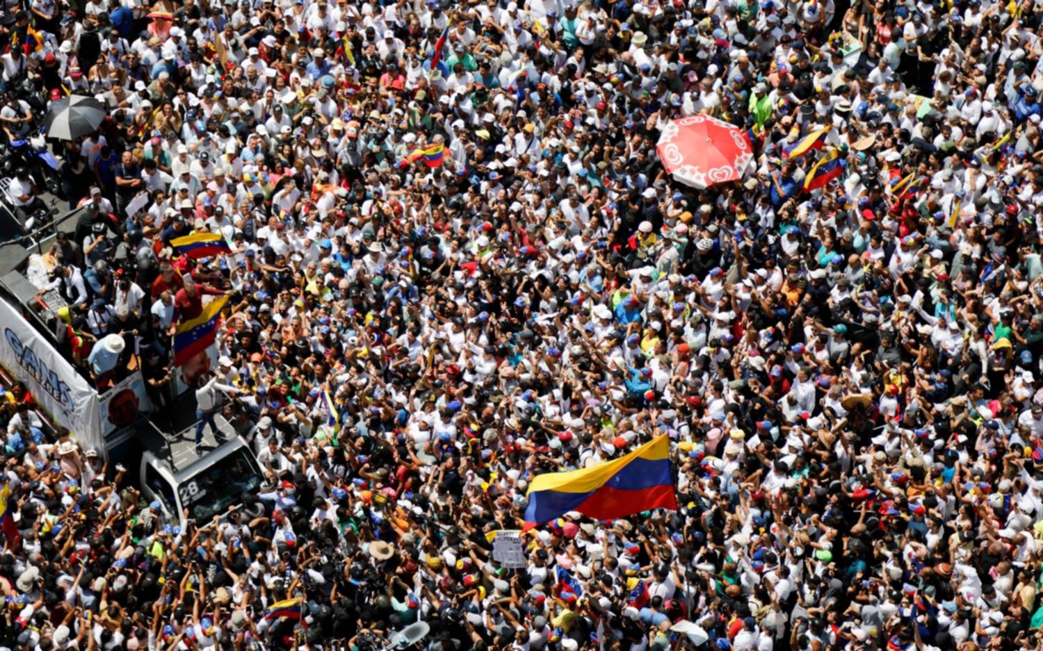 Protesta histórica contra Maduro en una Caracas militarizada: partidarios oficialistas también salen a la calle