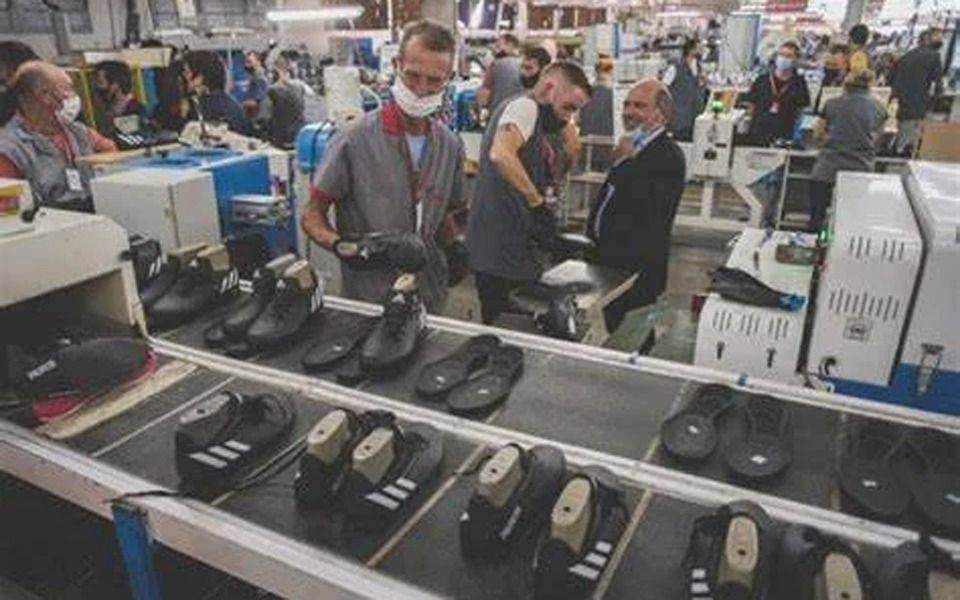 El cierre de Dass, la fabrica de zapatillas de Adidas de Coronel Suárez: el intendente habló de “una debacle” para la economía