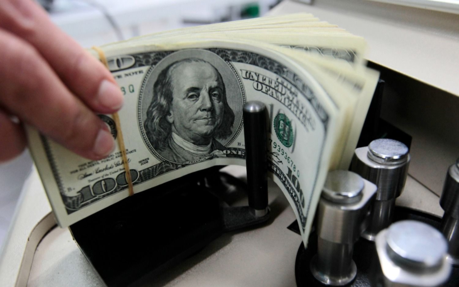 El Gobierno defiende la cotización del dólar, mientras sectores encienden las alertas