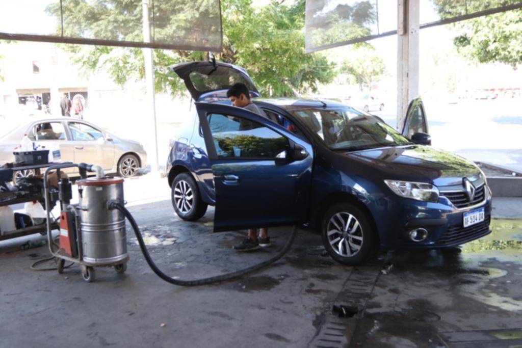 Se extienden los lavaderos de autos en la Región: costos y servicios 
