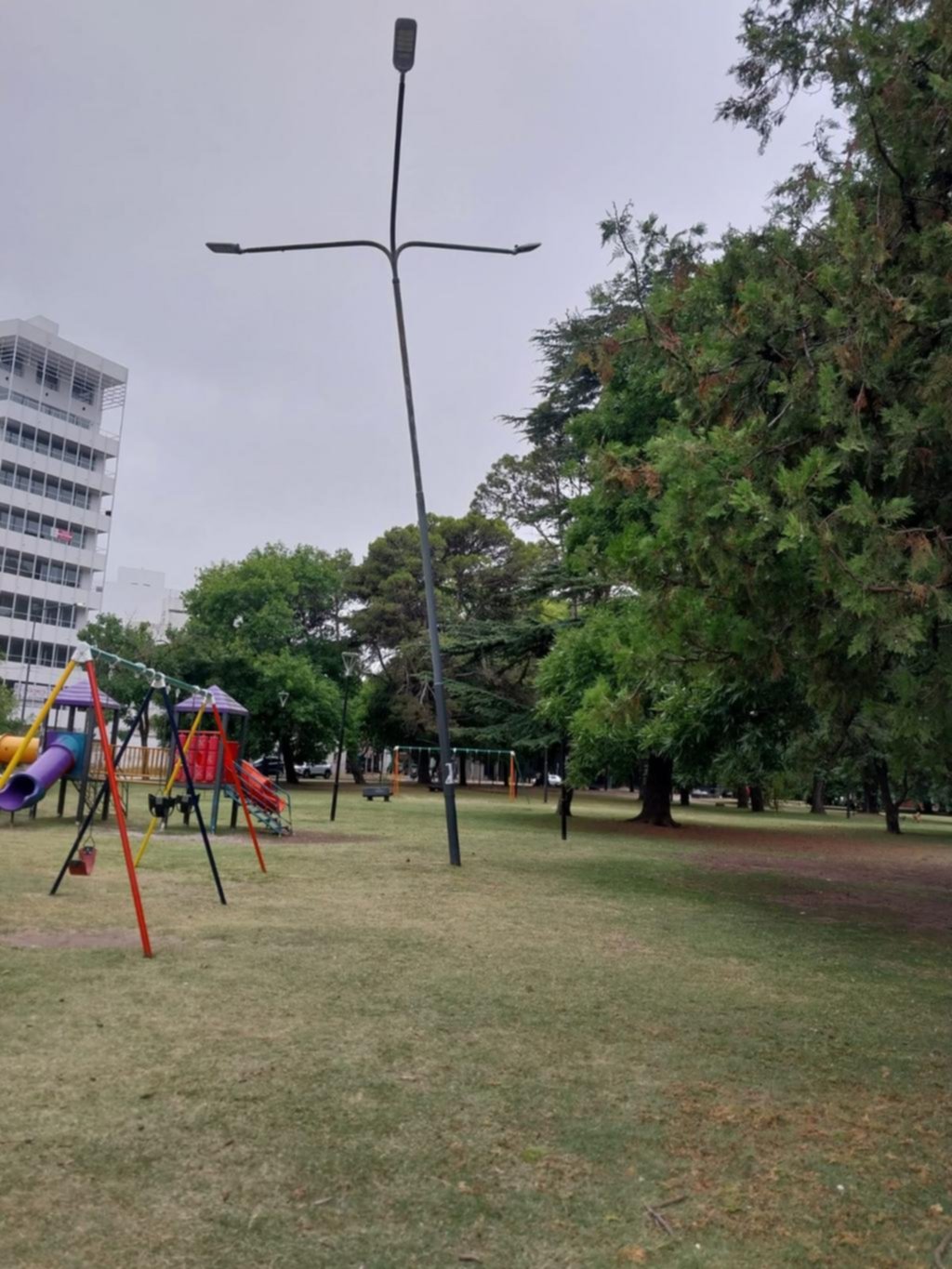 Un poste al estilo “Torre de Pisa” mete miedo en el Parque Vucetich