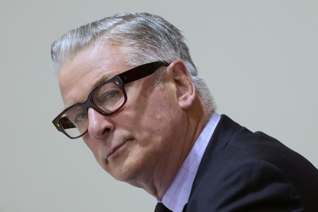 Absuelto por el tiroteo en el set, ahora el que demanda es Baldwin