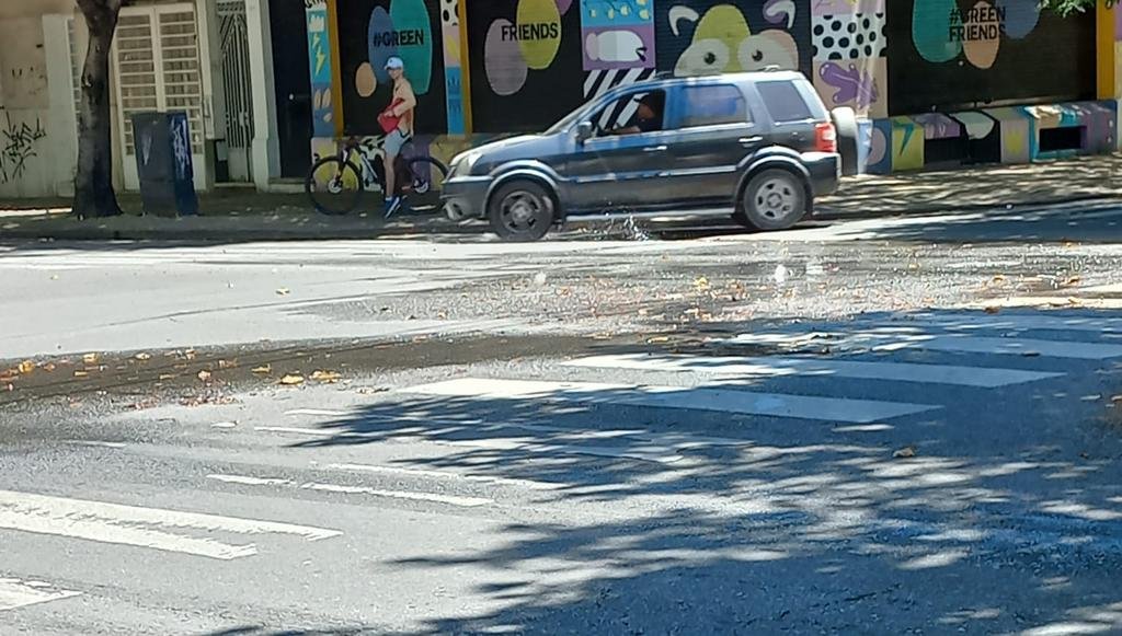 Quejas vecinales por una “laguna” que se formó en la esquina de 51 y 16
