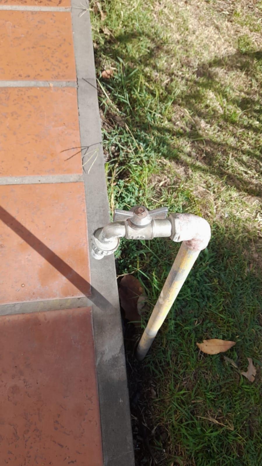 Altas temperaturas y no sale una gota de agua en el barrio Monasterio
