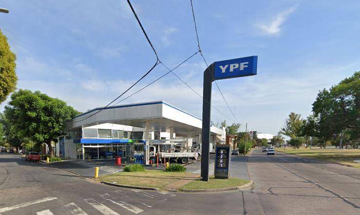 A punta de pistola, huyen con un millonario botín en una YPF de La Plata